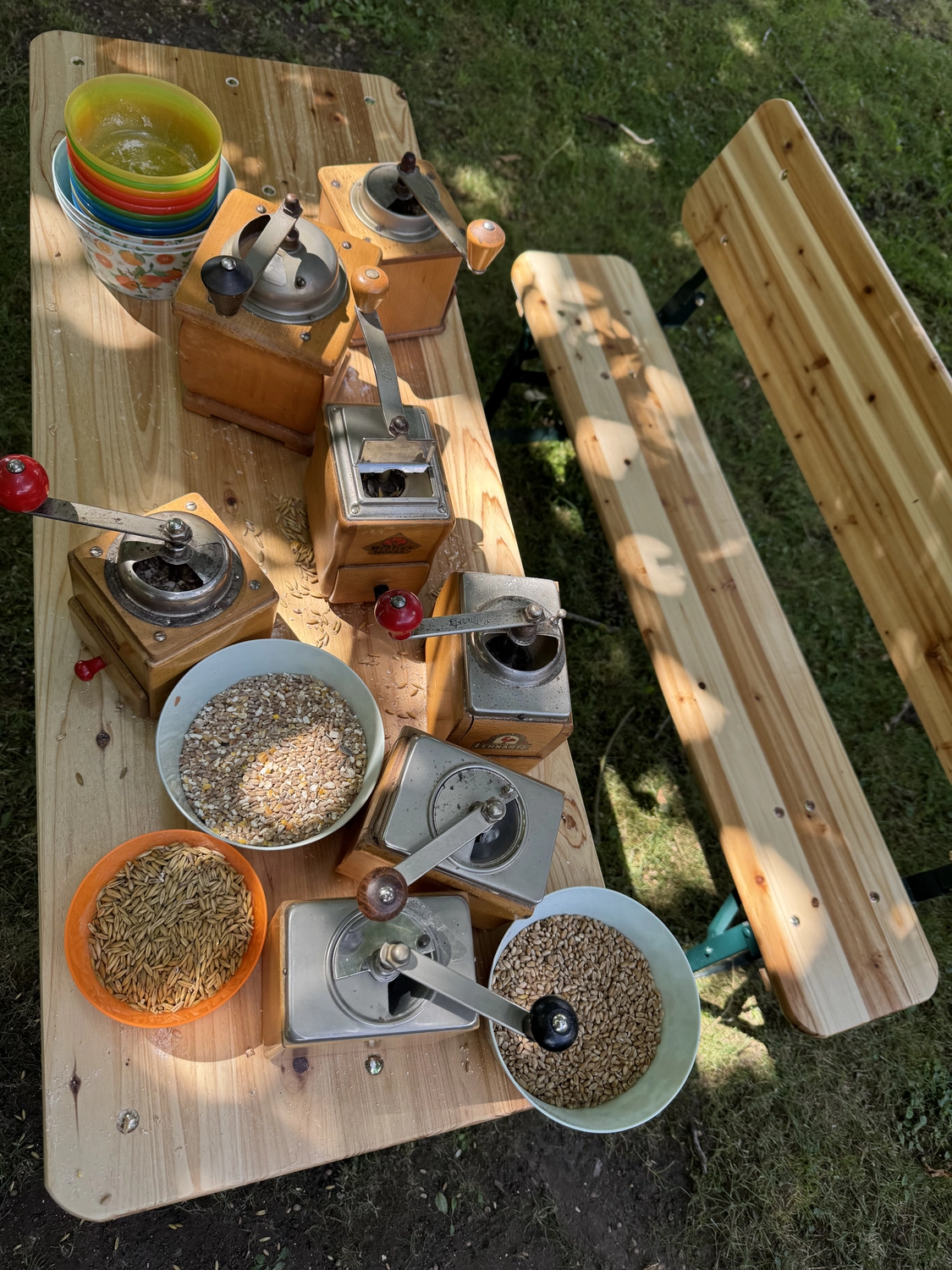 Stanglhof Sengkofen – Bauernhof – Hierbei handelt es sich um handbetriebene Kaffeemühlen im Vintage-Stil, oft mit Holzgehäuse und Kurbelmechanismus aus Metall.