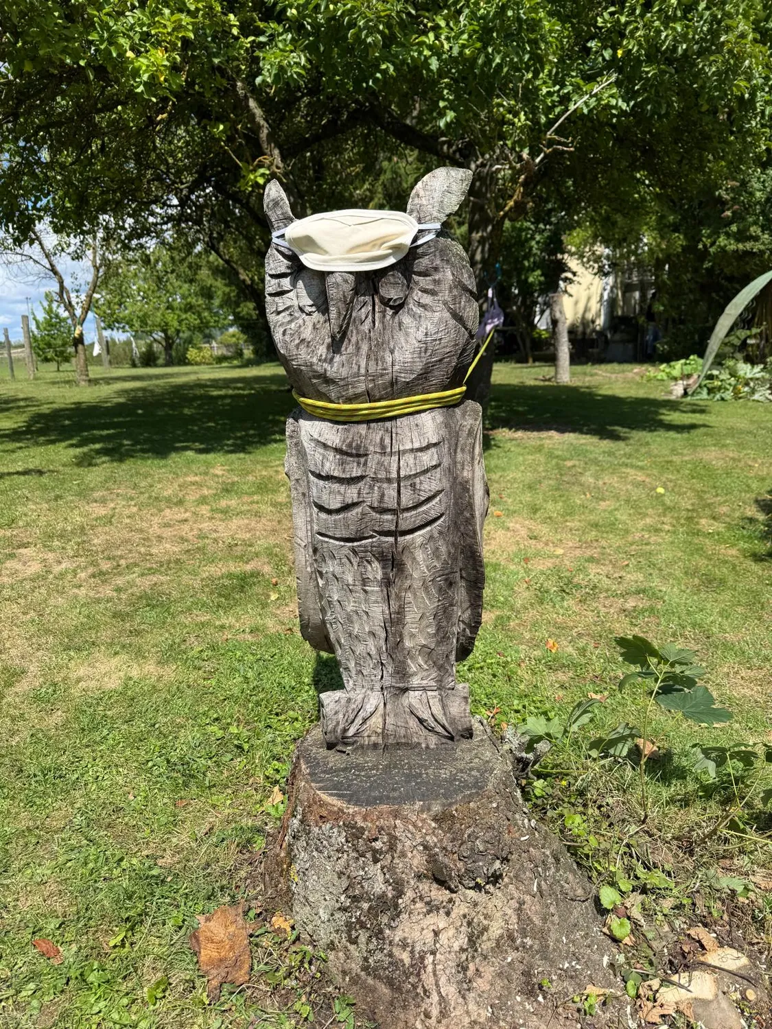 Stanglhof Sengkofen – Bauernhof – Diese hölzerne Außenskulptur ähnelt einer handgefertigten Eulenfigur, die auf einem Baumstumpf platziert ist.